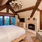 Luxury Chalet Notev & Saunaa