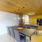 Apartment Skyline 406
