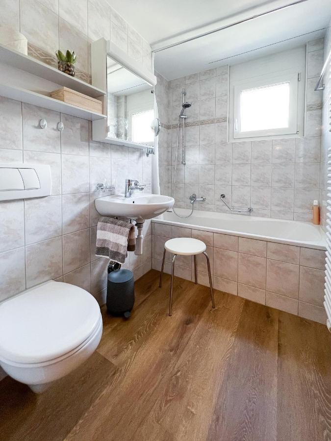 Apartment Swissme - 100qm - Balkon - 2 Baeder - Parkplatz - Fussbodenheizung *