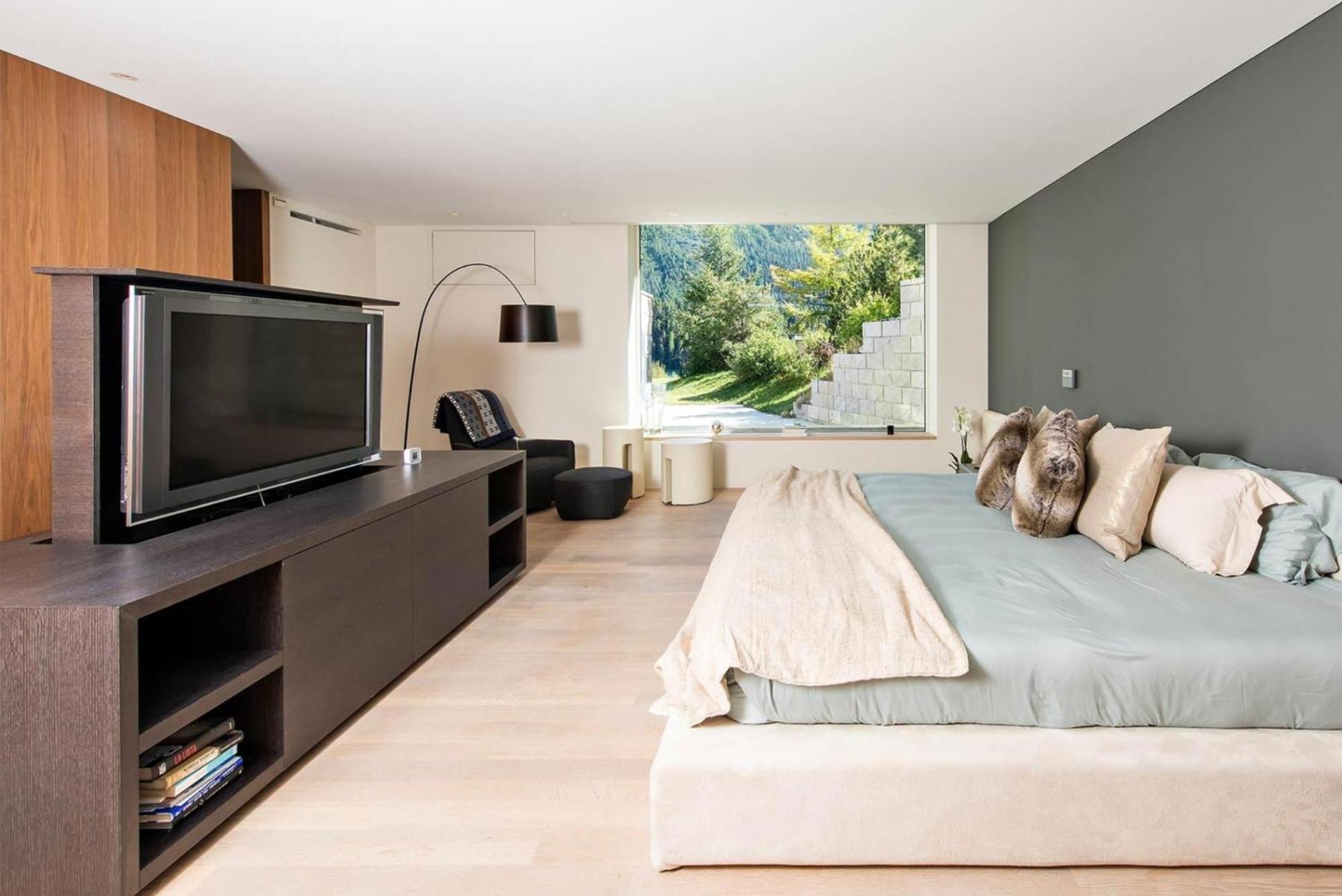 Chalet Central Haven Charming With Picturesque Mountain & Lake Views *