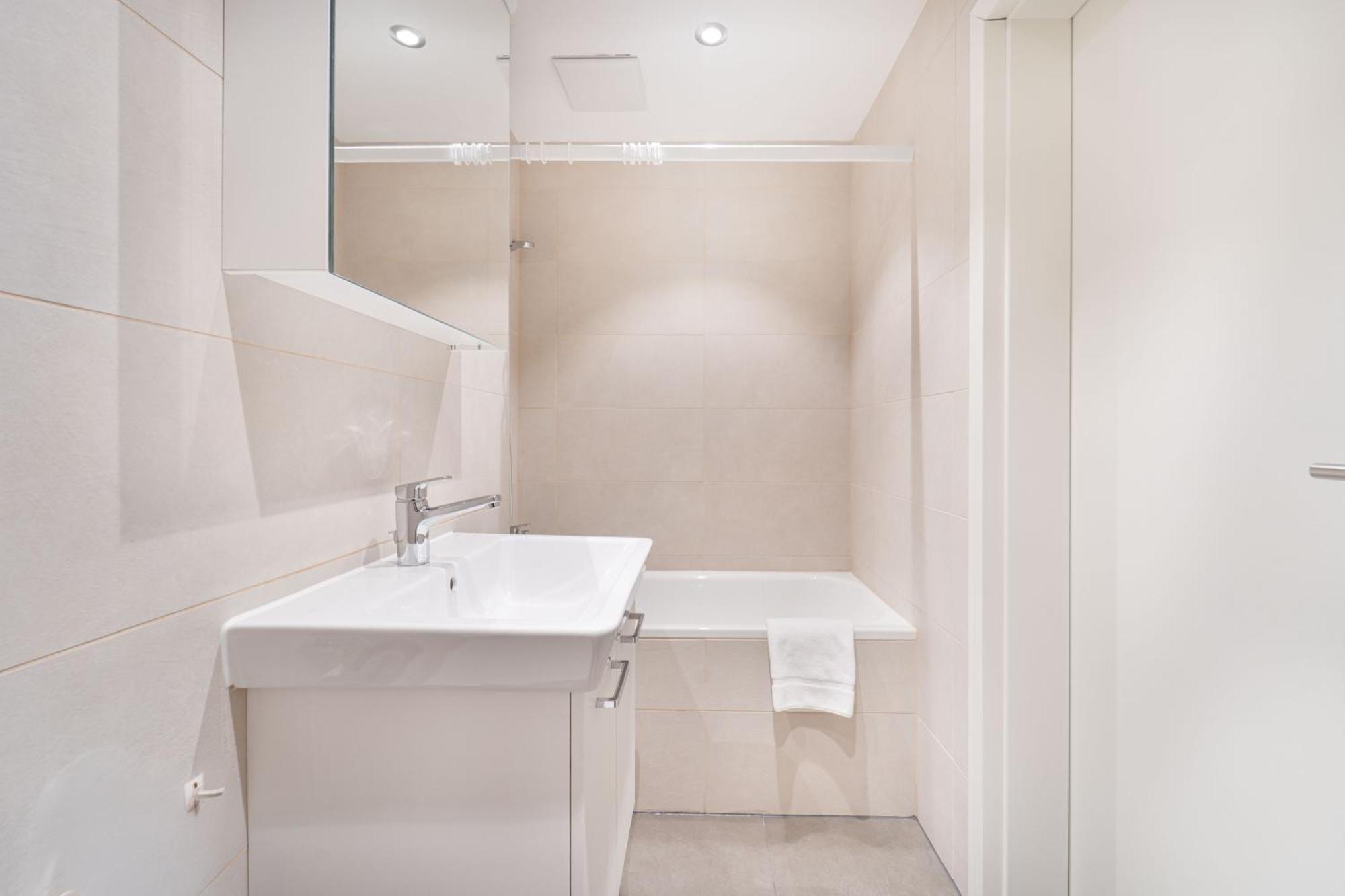 - 2br Balcony View & Parking * St. Moritz